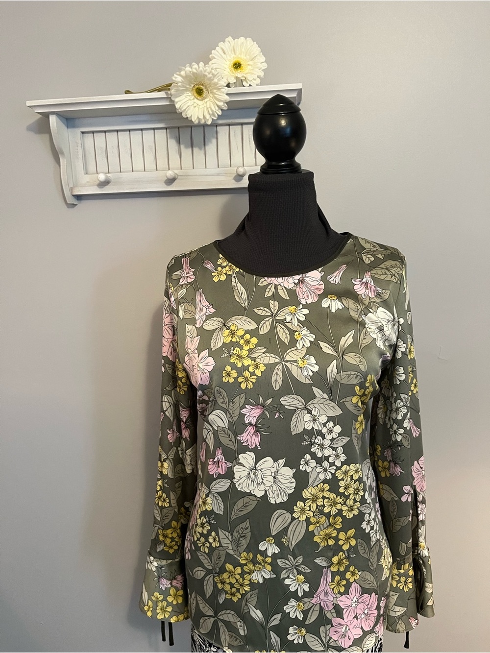 Vince Camuto Olive Green Floral tie Long-Sleeve Crewneck Top EUC